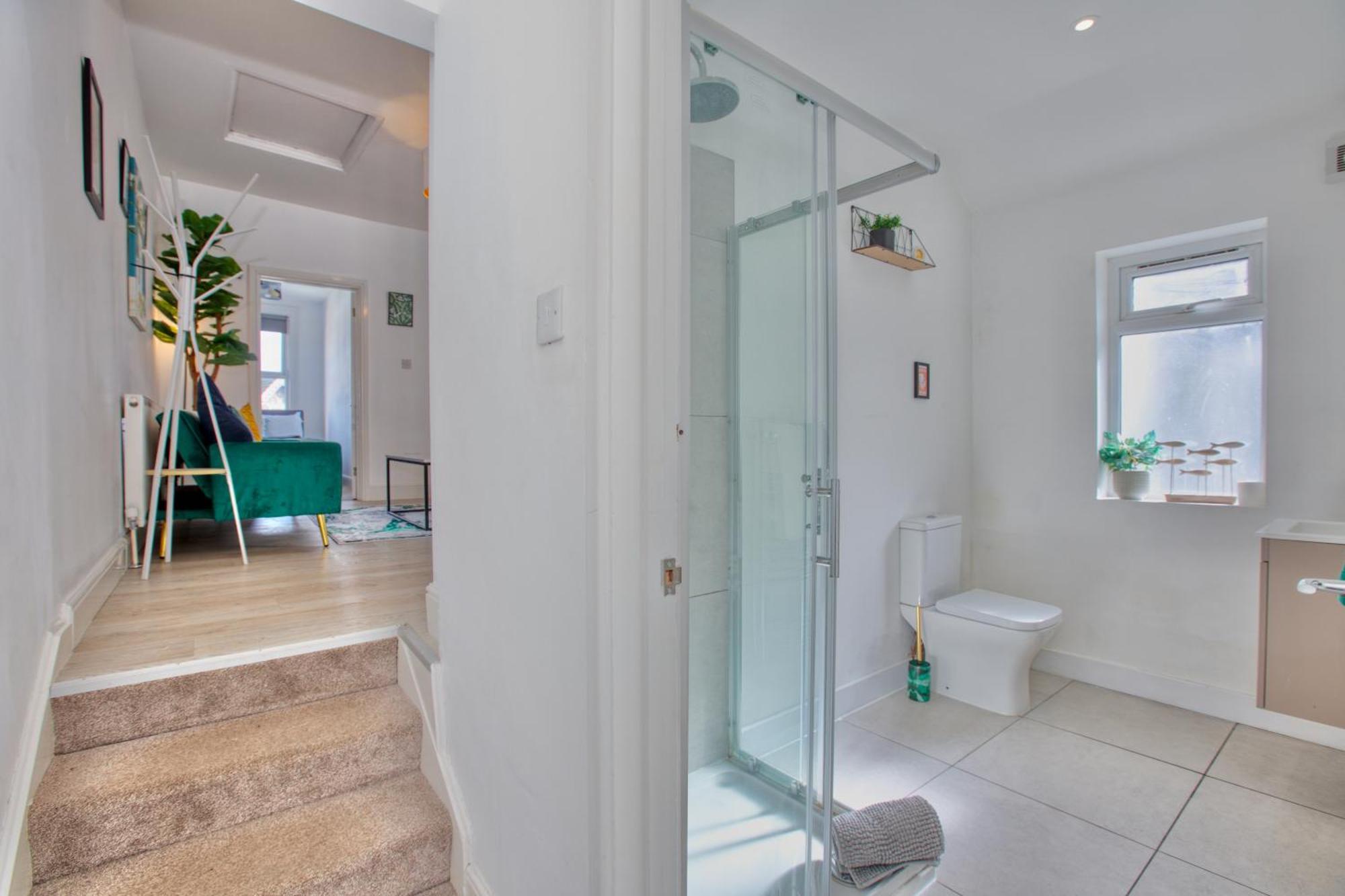Modern 5-beds - Centre - Free Parking - Temple - By Hinkley Homes Short Lets & Serviced *