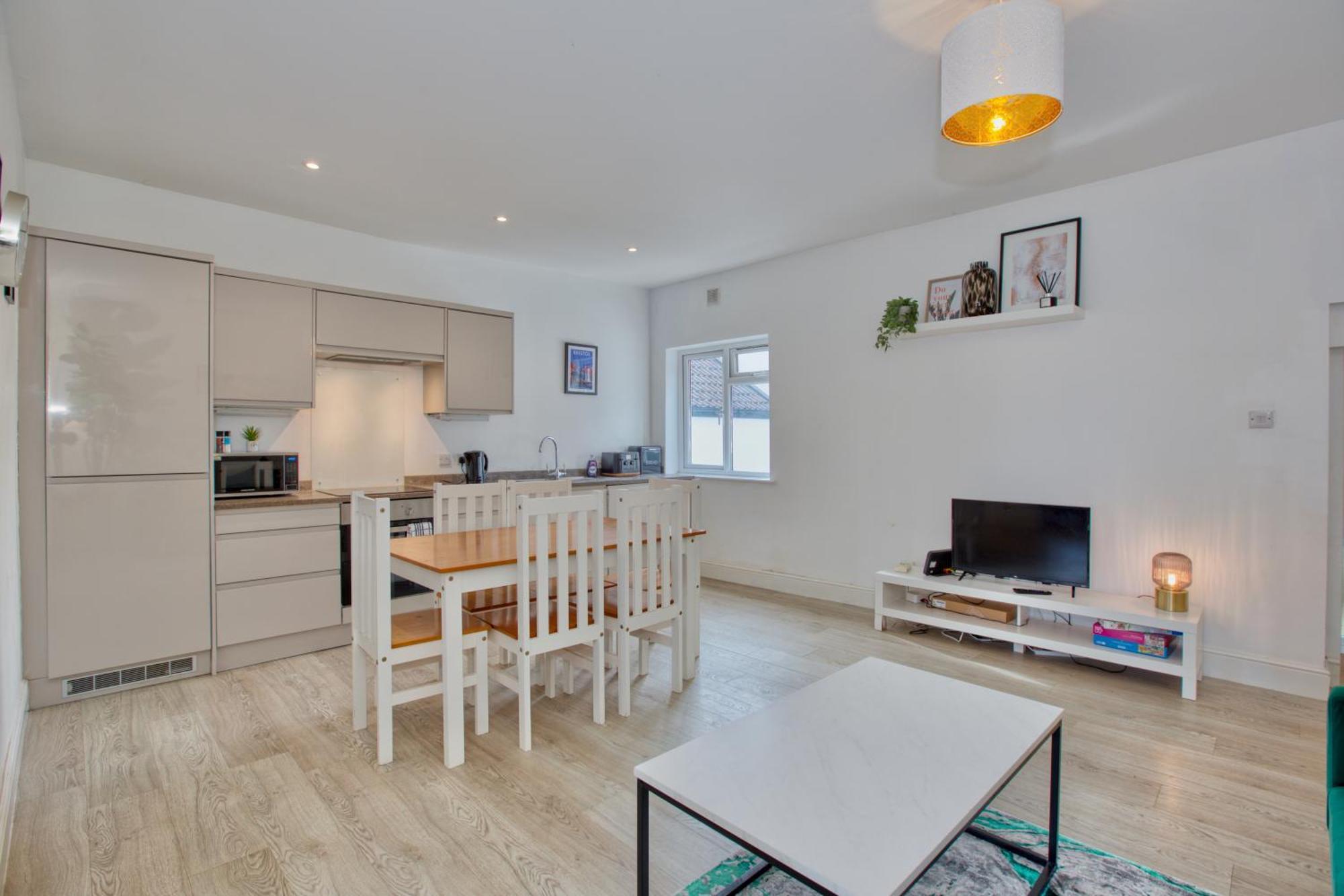 Apartment Modern 5-beds - Centre - Free Parking - Temple - By Hinkley Homes Short Lets & Serviced